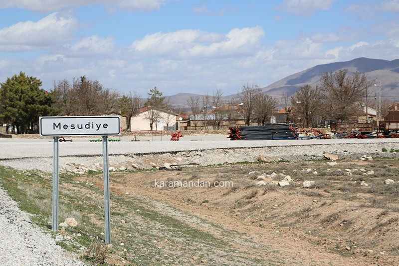 Mesudiye tabelası — köy girişi, dağlar ve evler