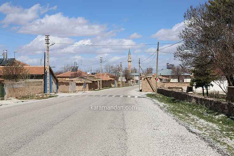 Mesudiye köyü ana yol ve cami — kerpiç evler ve minare