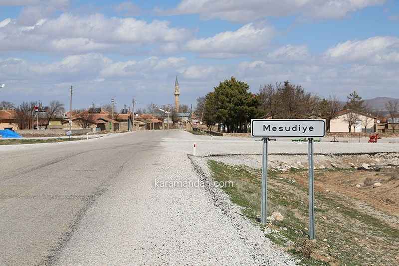 Mesudiye köy girişi — tabela, cami ve köy yolu geniş açı