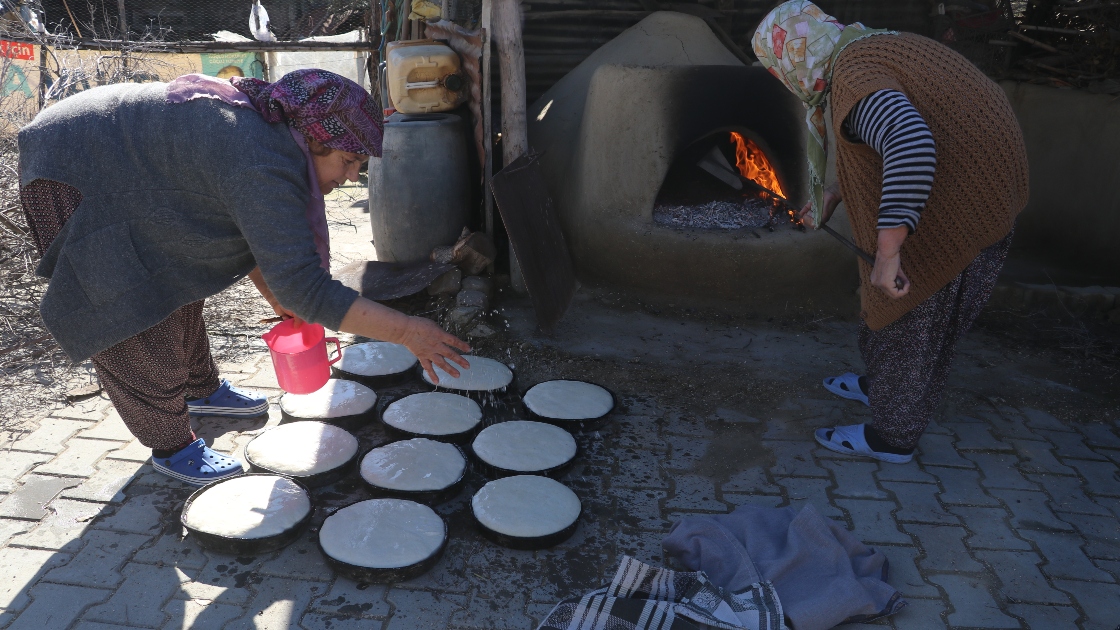 Muhacir fırınında somun hazırlığı — hamur açma ve fırına sürme
