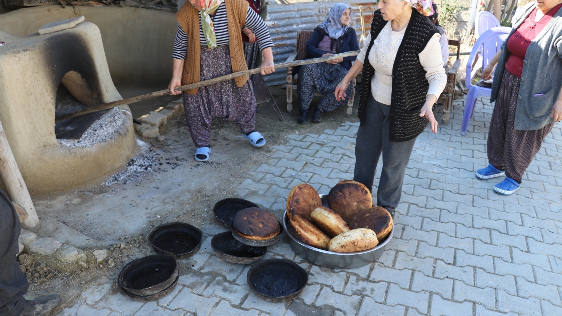 Muhacir fırınından çıkan taze somunlar